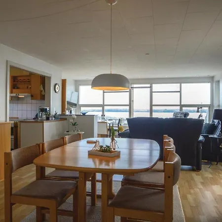 Three-bedroom Holiday In بيت للعطل أبينرا