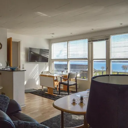 بيت للعطل Three-bedroom Holiday In أبينرا